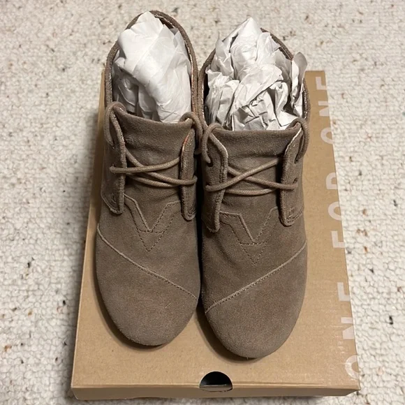 TOMS Desert Wedge Bootie Suede Beige Tan Womens Size 5.5 New In Box NWB - Picture 2 of 4